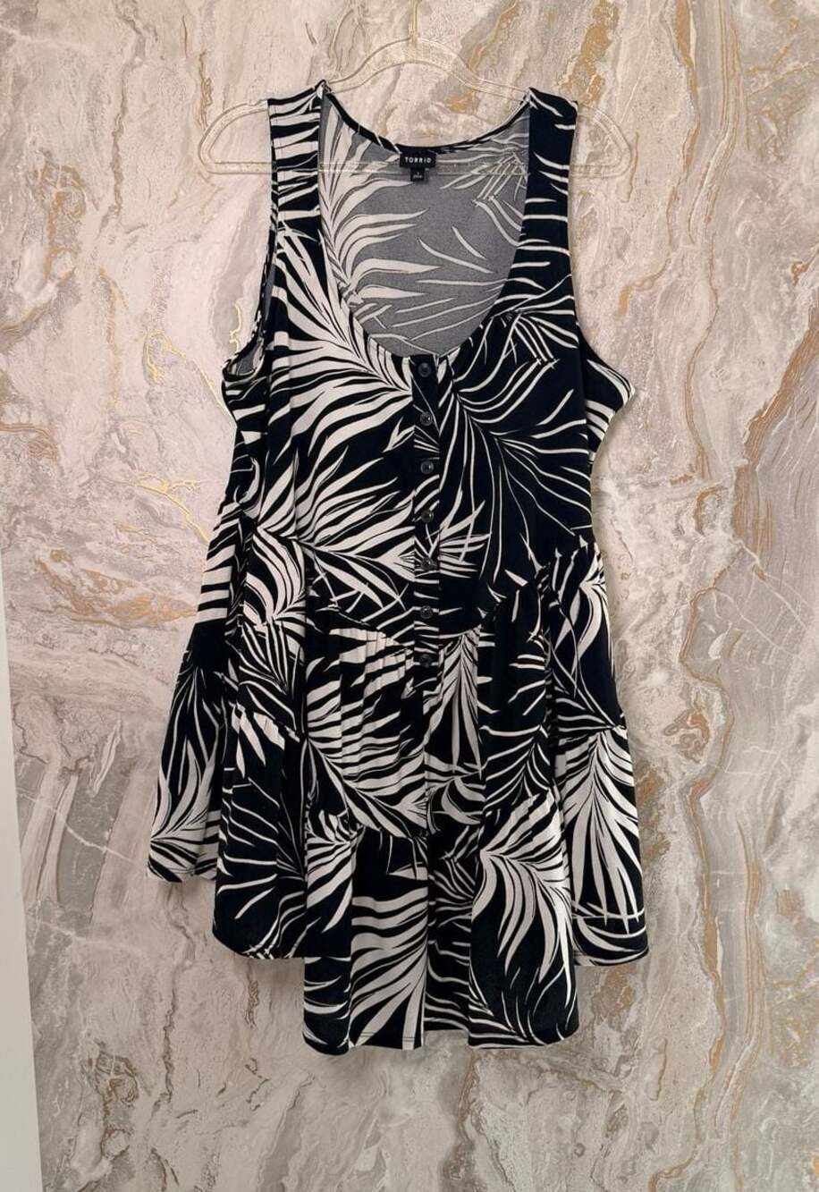 Torrid Black and White Palm Leaf ROMPER Tiered Button Front Tank  Size 1